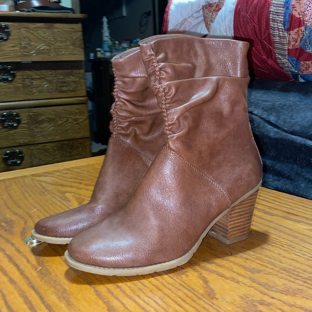 woman's mid cut heel boots